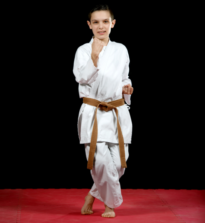 Un ados de 13 ans révisant son Kung Fu