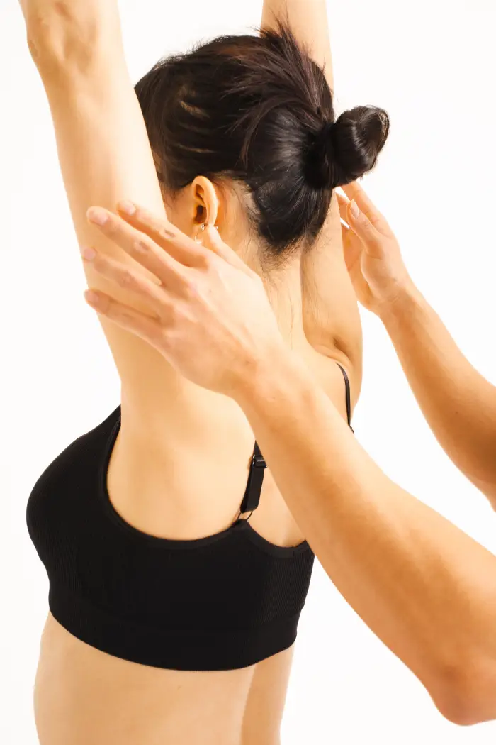 Coach qui corrige une posture de yoga
