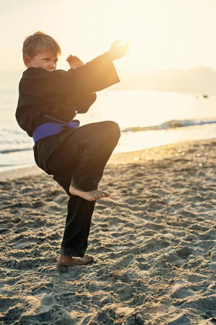 Un adolescent qui s'entraine en Kung fu