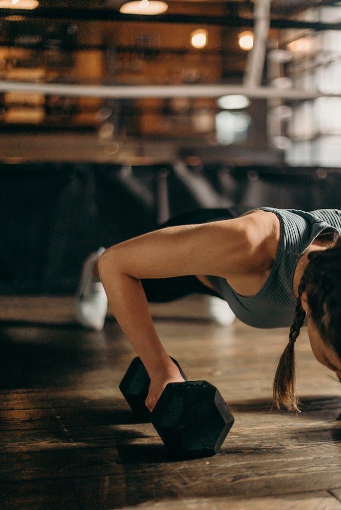 femme pendant un cours de fitness en train de faire du renforcement musculaire