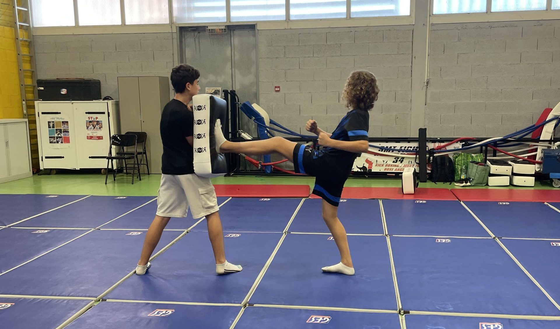 2 ados qui travaillent leur techniques de coup de pied et poing sur le cours Kung Fu et Boxing Mix à Saint Mathieu de Tréviers