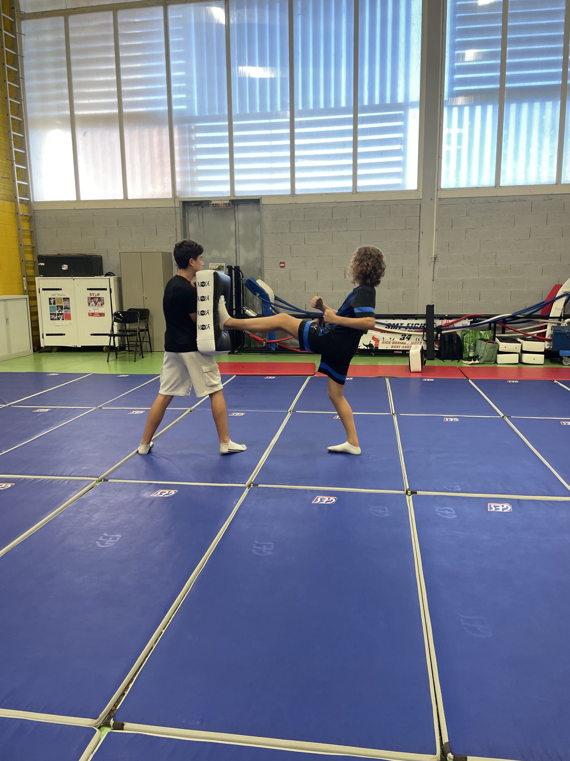 2 ados qui travaillent leur techniques de coup de pied et poing sur le cours Kung Fu et Boxing Mix à Saint Mathieu de Tréviers
