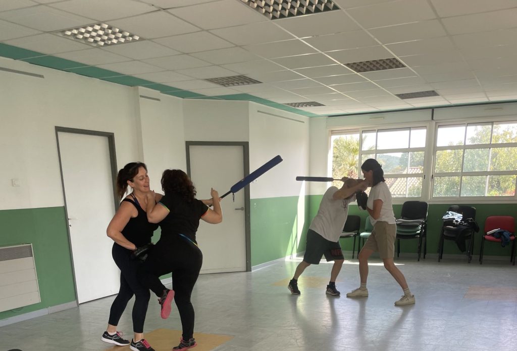 Pratiquants de self défense lors d'un cours à saint Mathieu de Tréviers