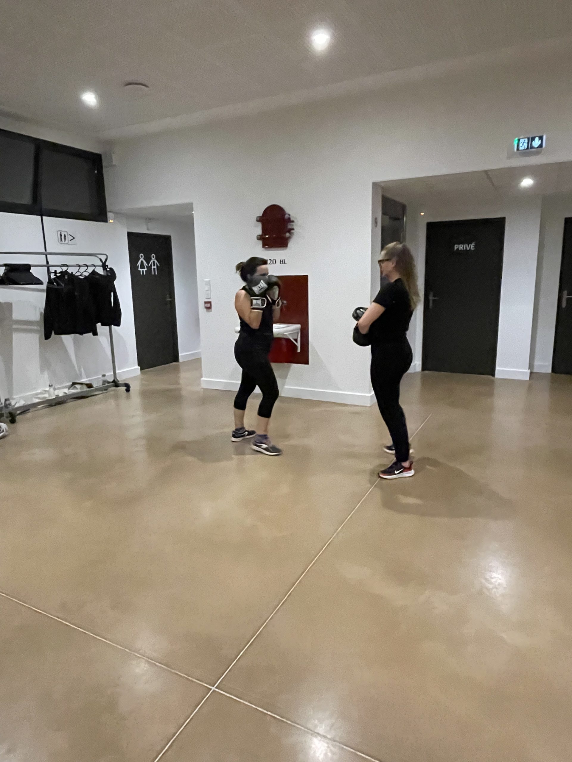 Cours de boxe pour femmes près de Saint-Gély-du-Fesc : reprendre confiance en soi sans se faire mal 2 femmes en train de s'entrainer en boxe à Saint Mathieu de Tréviers