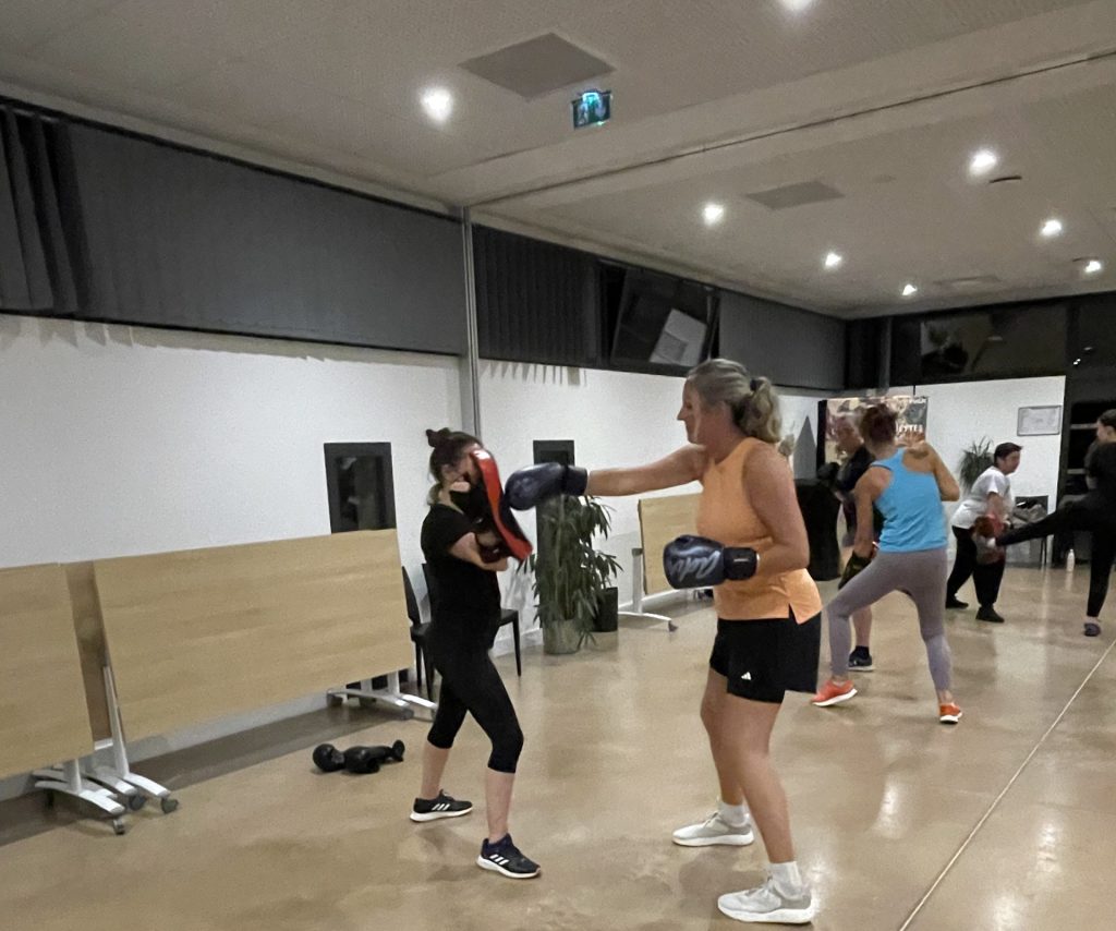 Des adultes qui s'entrainent sur le cours Boxe Confiance et Training, sur Saint Mathieu de Tréviers